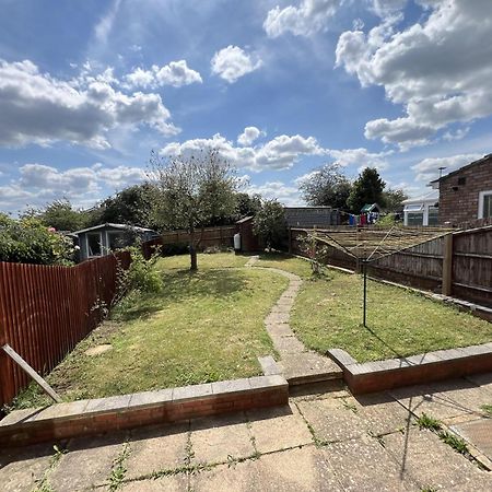 Charming 3-Bed House In Leighton Buzzardヴィラ エクステリア 写真